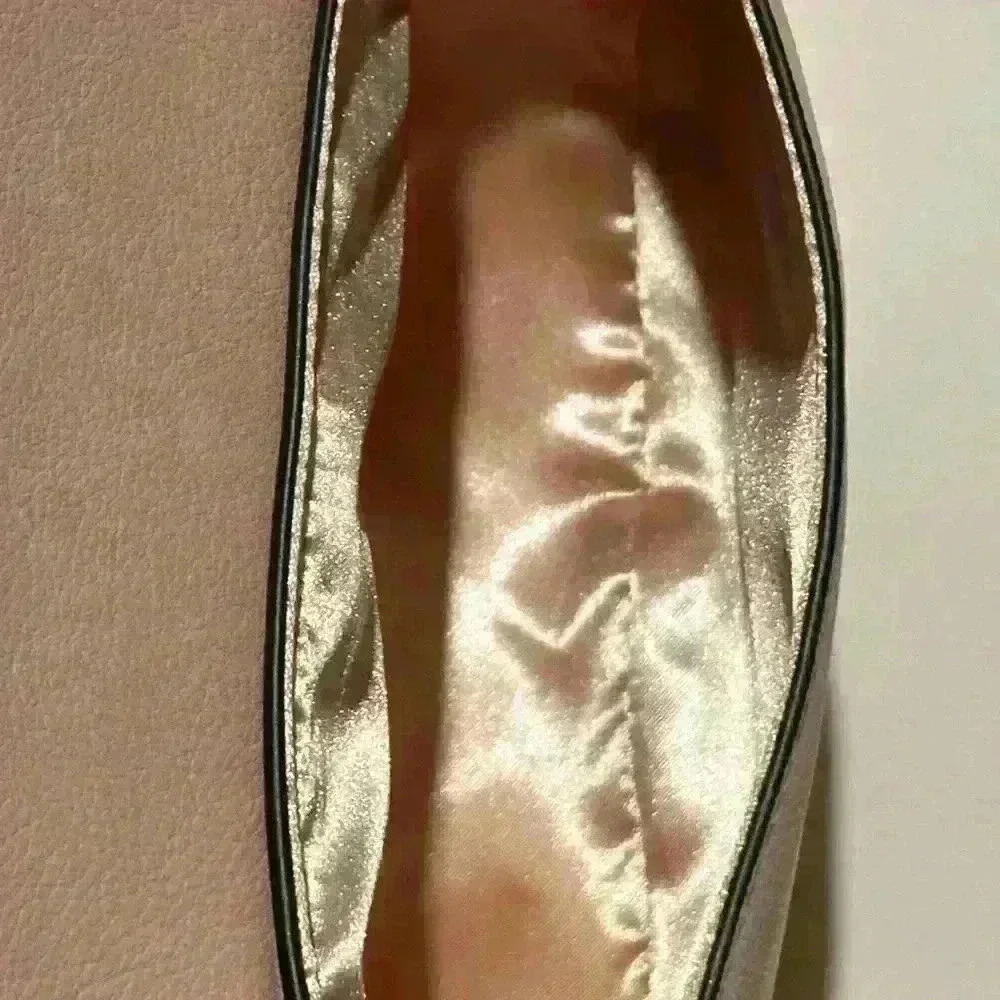 A Victoria’s Secret light pink crossbody bag w/ tassels. - Picture 6 of 9